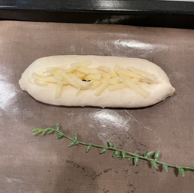 チーズたっぷりのホットドック風ロングソーセージパン6