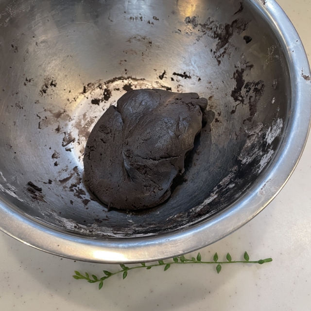 ハロウィンにぴったりの真っ黒なタルト生地で作る紫芋のミニタルト5