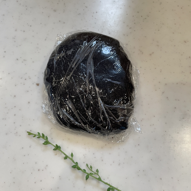 ハロウィンにぴったりの真っ黒なタルト生地で作る紫芋のミニタルト6