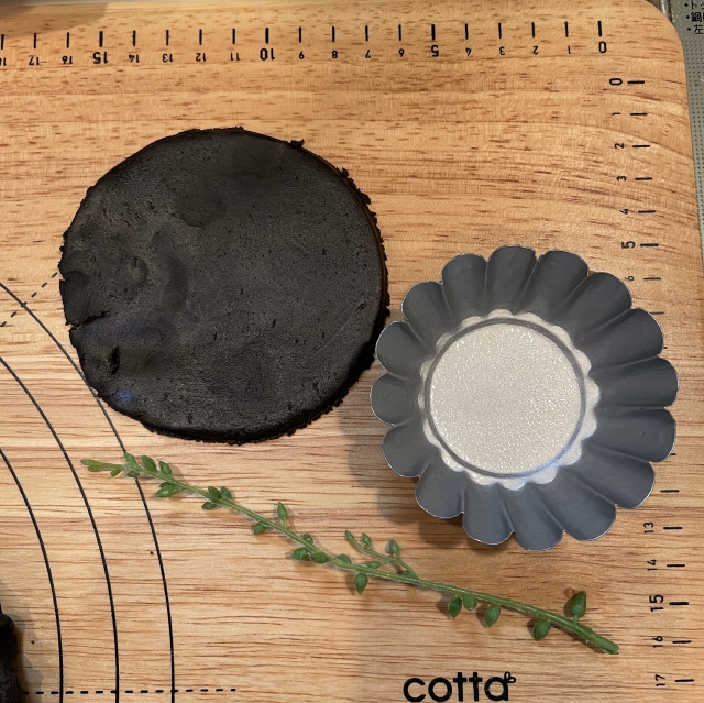 ハロウィンにぴったりの真っ黒なタルト生地で作る紫芋のミニタルト15