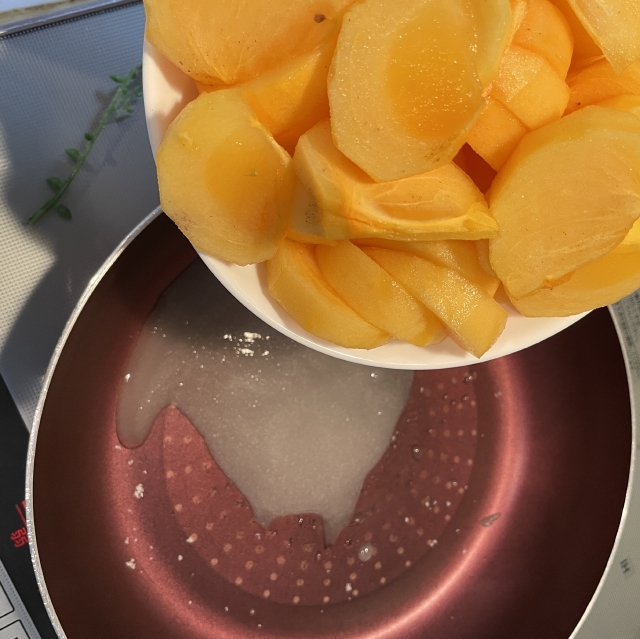 秋の味覚をスイーツに！桃の食感をもつ柿のコンポートの作り方4