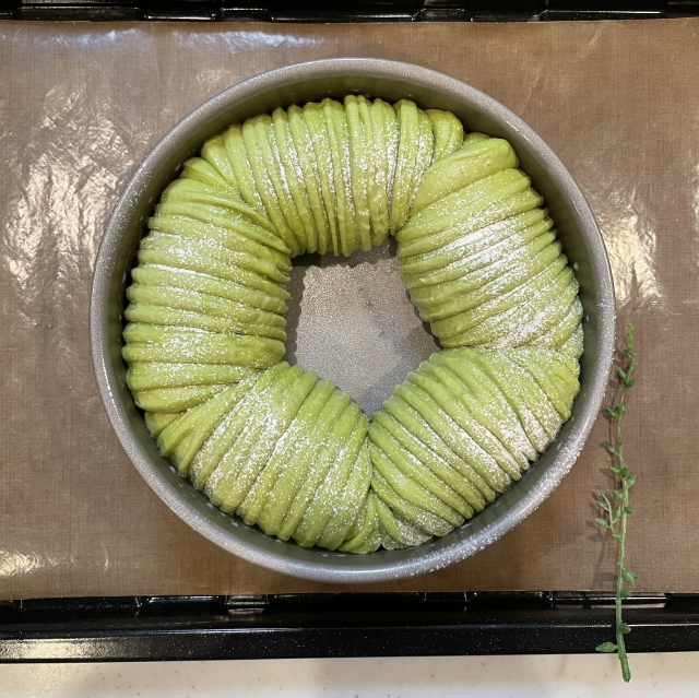 美しい緑色と雪化粧をした抹茶と大納言甘納豆のウールロールパン12