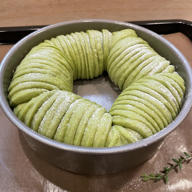 美しい緑色と雪化粧をした抹茶と大納言甘納豆のウールロールパン13