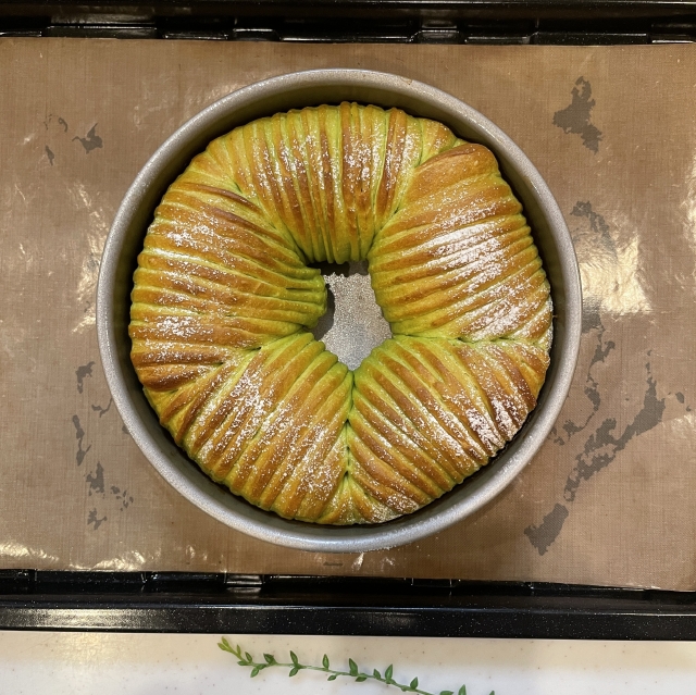 美しい緑色と雪化粧をした抹茶と大納言甘納豆のウールロールパン14