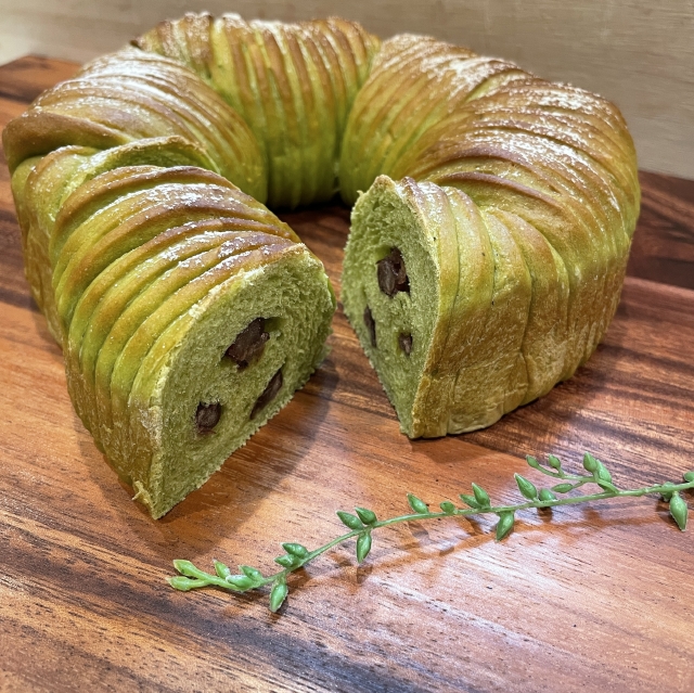 美しい緑色と雪化粧をした抹茶と大納言甘納豆のウールロールパン16