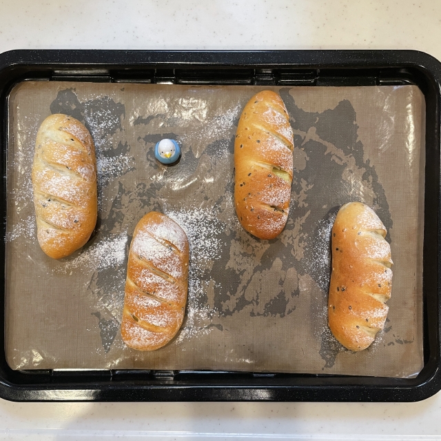サツマイモの甘露煮がたっぷり入ったごま香る白黒ごまのパン15