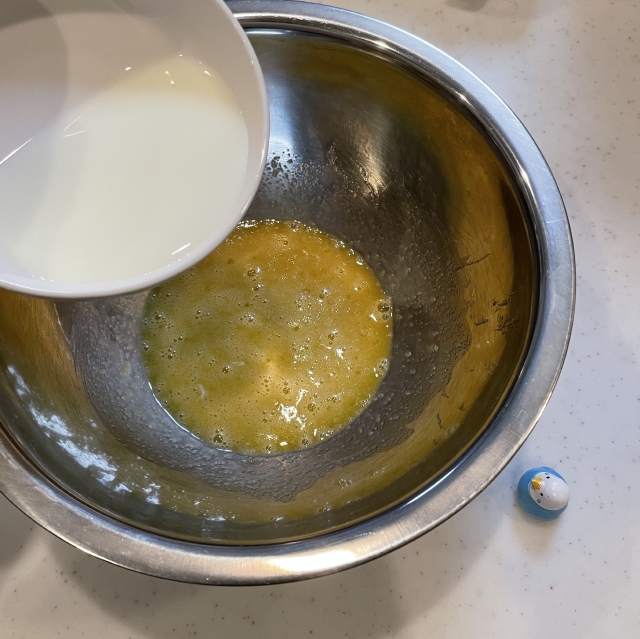材料を混ぜて蒸すだけで簡単にできる抹茶とプレーンの二色蒸しパン3