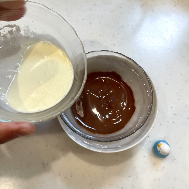 湯煎でOK！チョコレートを使ったチョコホイップクリームの作り方3
