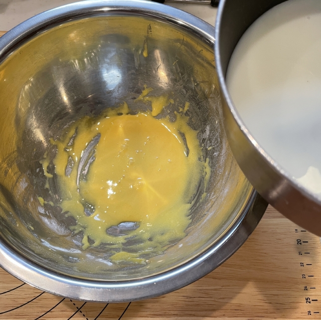 塗って巻いてもはみ出ない、ほどよい固さのカスタードクリームの作り方7