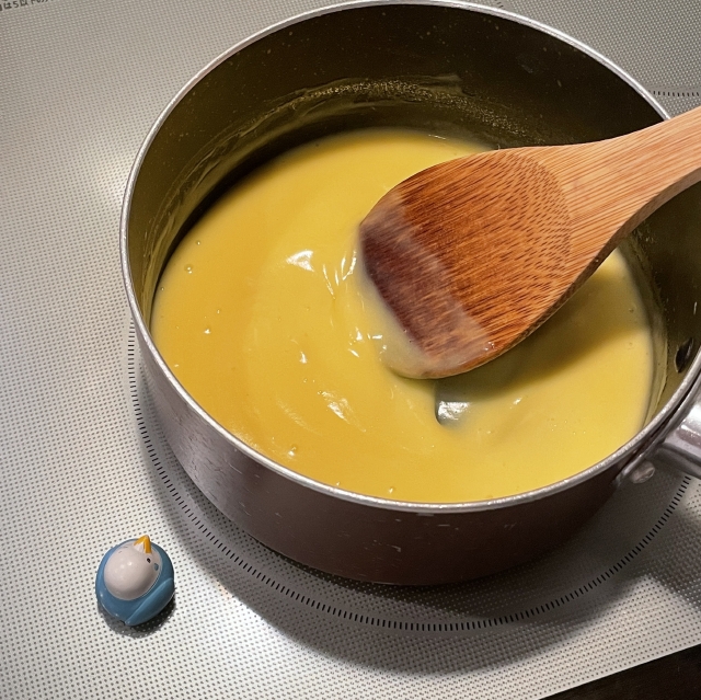 塗って巻いてもはみ出ない、ほどよい固さのカスタードクリームの作り方11