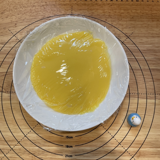 塗って巻いてもはみ出ない、ほどよい固さのカスタードクリームの作り方13