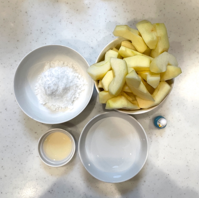 アップルコンポートは大きめに切ったりんごを砂糖で煮込むだけでOK！1