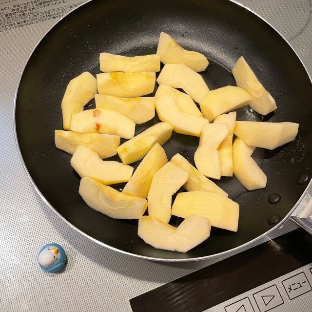 アップルコンポートは大きめに切ったりんごを砂糖で煮込むだけでOK！3