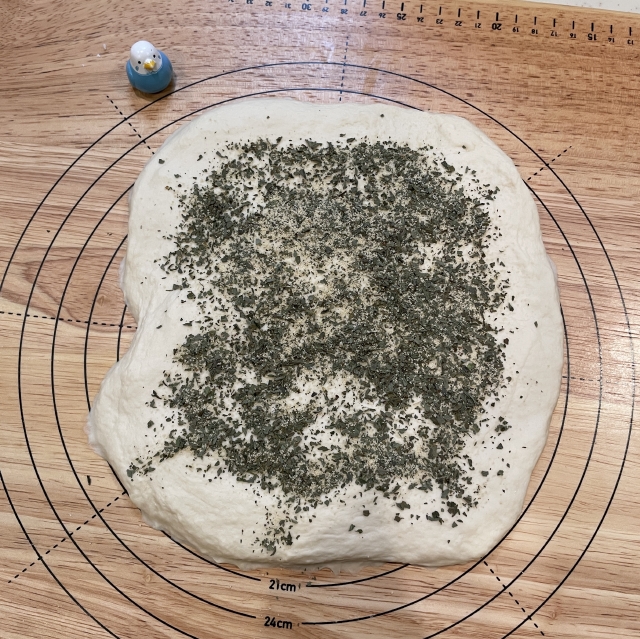 ガーリックをパン生地に織り込んだ、バジル香るガーリックチーズパン3