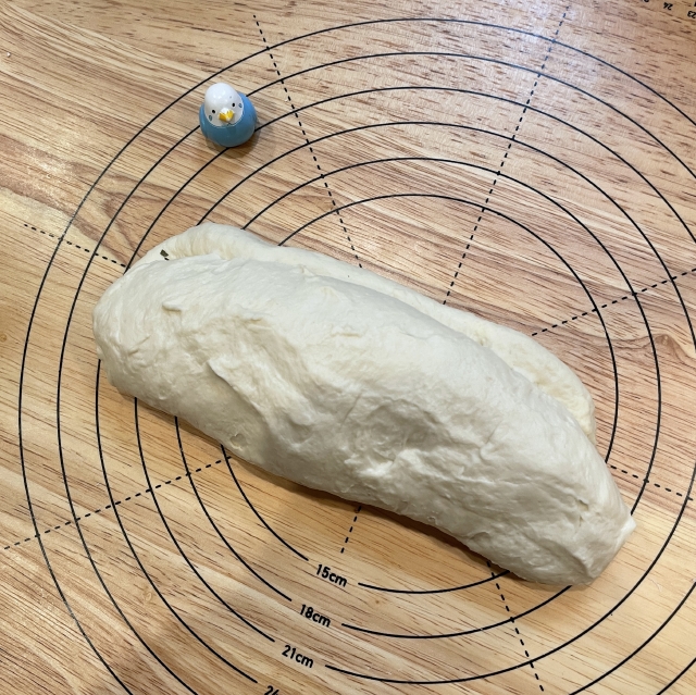 ガーリックをパン生地に織り込んだ、バジル香るガーリックチーズパン4