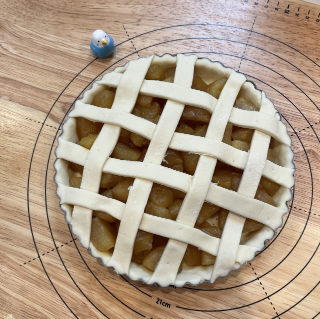 冷凍パイシートで作るりんごをたっぷり入れた三つ編み飾りのアップルパイ10