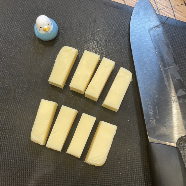 ゴーダチーズがベーコンに絡み合うオニオン香るベーコンフロマージュ8