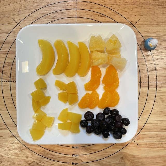 ゼリーに浮かぶフルーツが綺麗な黄桃と白桃を使ったフルーツゼリー2