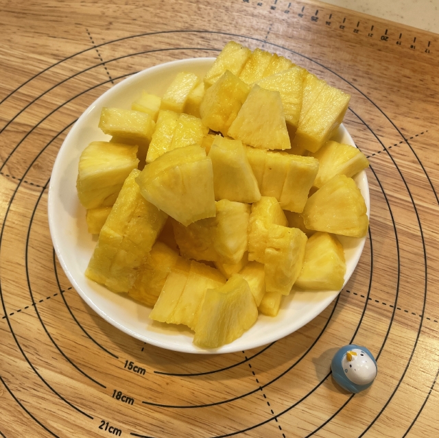 生パイナップルをまるごと一個使ってつくる濃厚パイナップル餡の作り方2