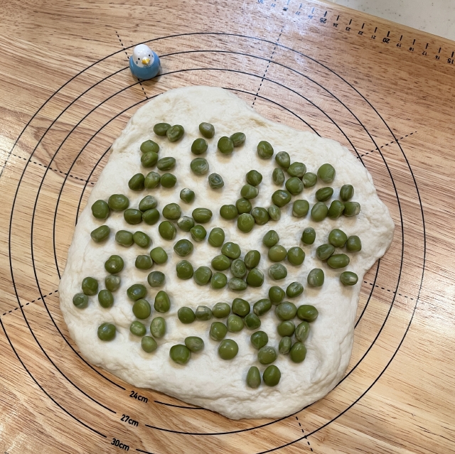 緑のお豆さんがとても可愛い、塩えんどうを使ったえんどう豆の食パン2