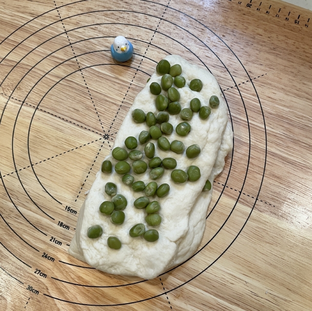 緑のお豆さんがとても可愛い、塩えんどうを使ったえんどう豆の食パン3