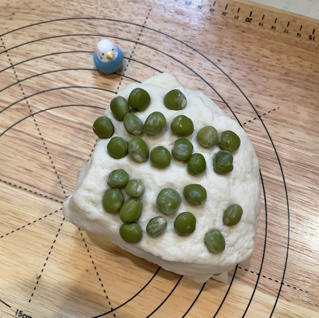 緑のお豆さんがとても可愛い、塩えんどうを使ったえんどう豆の食パン4
