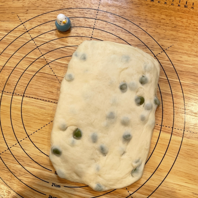 緑のお豆さんがとても可愛い、塩えんどうを使ったえんどう豆の食パン10