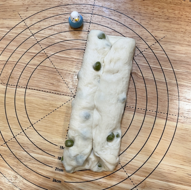 緑のお豆さんがとても可愛い、塩えんどうを使ったえんどう豆の食パン11
