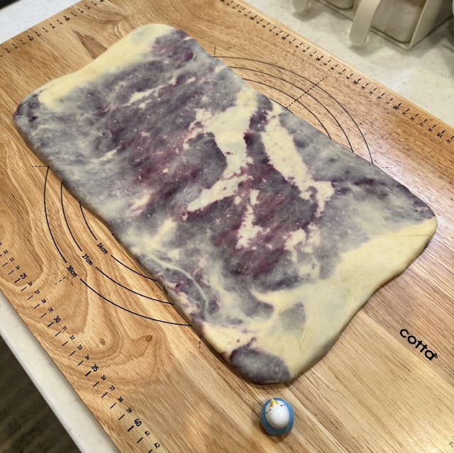 自家製紫芋シートでつくる、秋めいた色合いのうずまき紫芋マーブルパン7