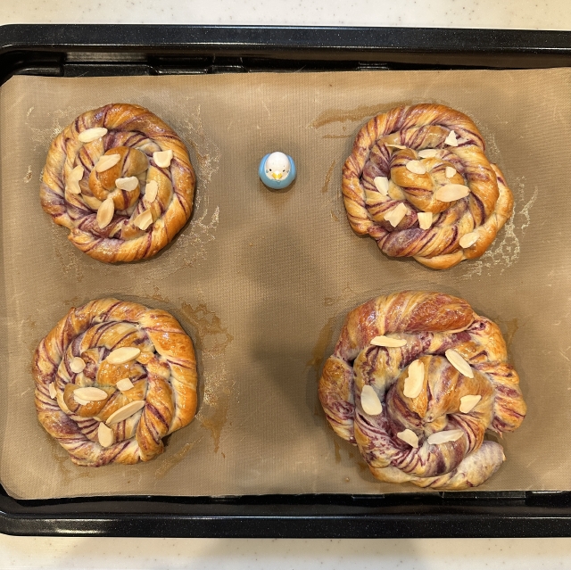 自家製紫芋シートでつくる、秋めいた色合いのうずまき紫芋マーブルパン15