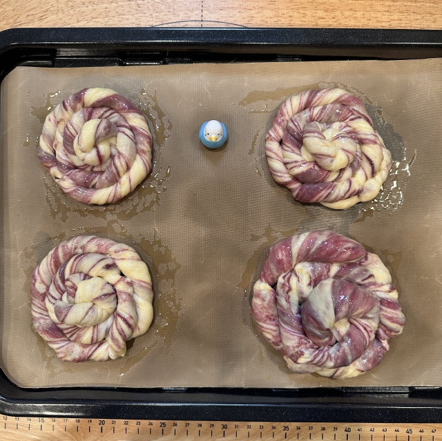 自家製紫芋シートでつくる、秋めいた色合いのうずまき紫芋マーブルパン16