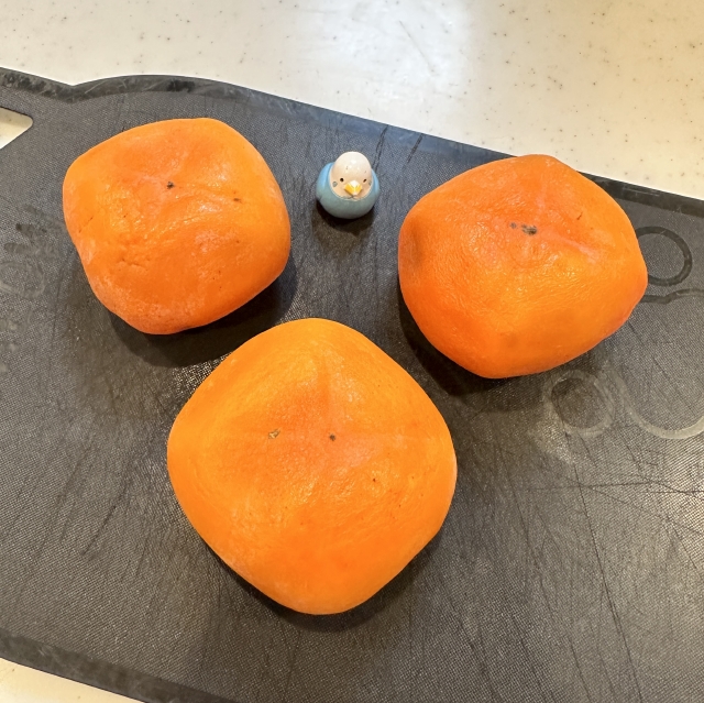 オレンジ色に光り輝く熟した柿で作る、秋限定のフレッシュ柿のパン17