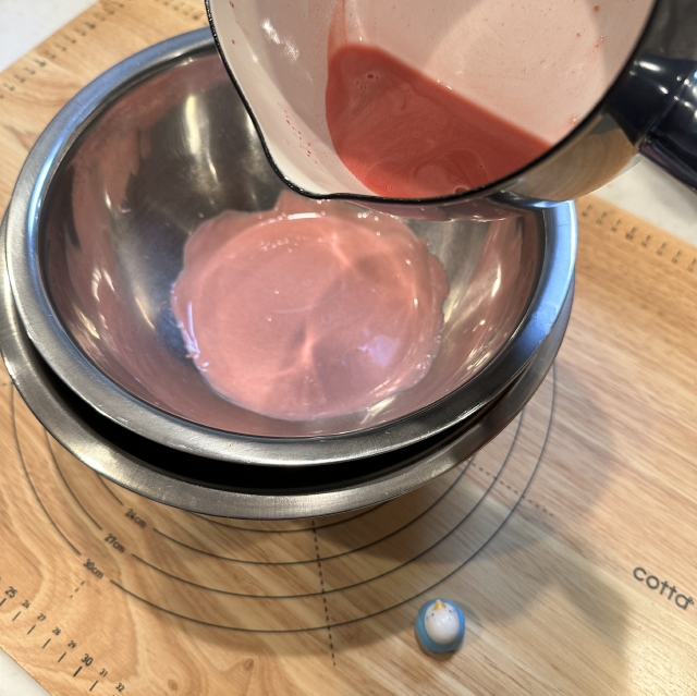 薄ピンクの可愛い色で仕上げるいちごチョコを使ったいちごのチョコムース6