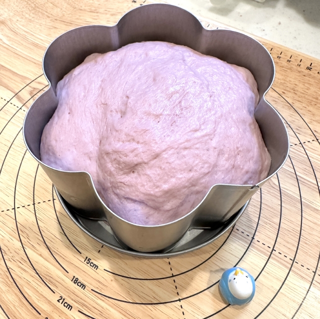 貝印さんの花型食パン型で作る、夜の梅をイメージした紫いものお花食パン10