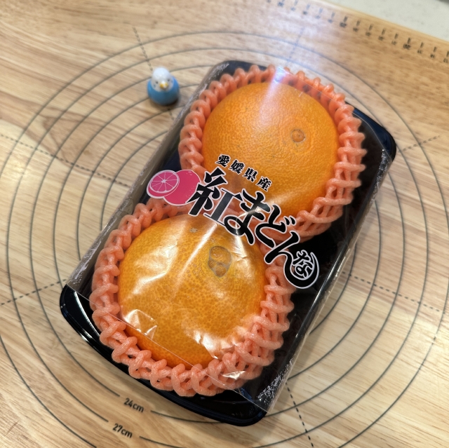 愛媛県イチオシの「紅まどんな」を贅沢に使った丸ごとみかんのロールケーキ1