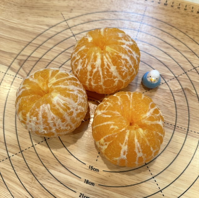 愛媛県イチオシの「紅まどんな」を贅沢に使った丸ごとみかんのロールケーキ2
