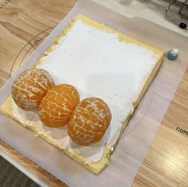 愛媛県イチオシの「紅まどんな」を贅沢に使った丸ごとみかんのロールケーキ6