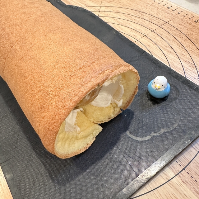 愛媛県イチオシの「紅まどんな」を贅沢に使った丸ごとみかんのロールケーキ8