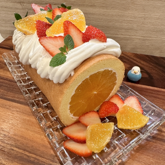 愛媛県イチオシの「紅まどんな」を贅沢に使った丸ごとみかんのロールケーキ