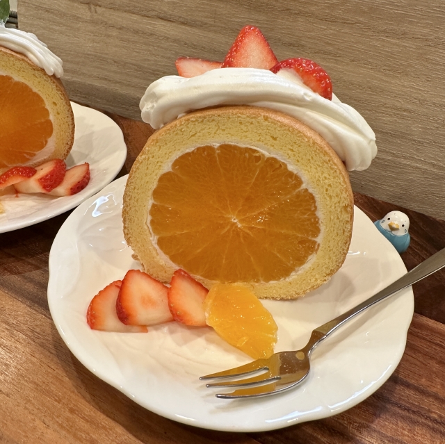 愛媛県イチオシの「紅まどんな」を贅沢に使った丸ごとみかんのロールケーキ15