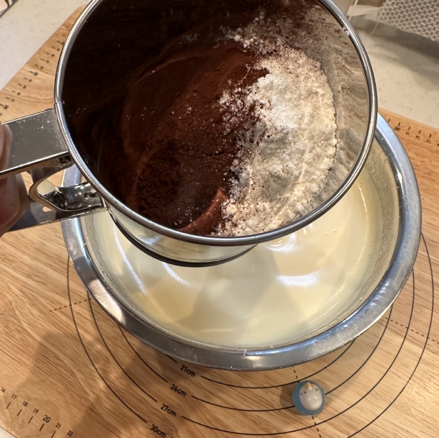 ココアを混ぜてもしっかり膨らむ、高さ十分のふわふわチョコレートスポンジ6