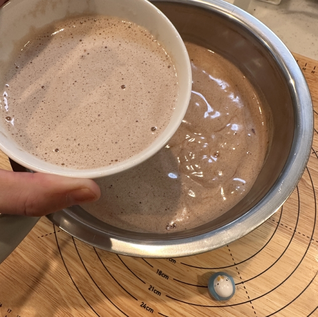 ココアを混ぜてもしっかり膨らむ、高さ十分のふわふわチョコレートスポンジ9