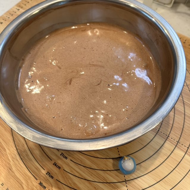 ココアを混ぜてもしっかり膨らむ、高さ十分のふわふわチョコレートスポンジ10