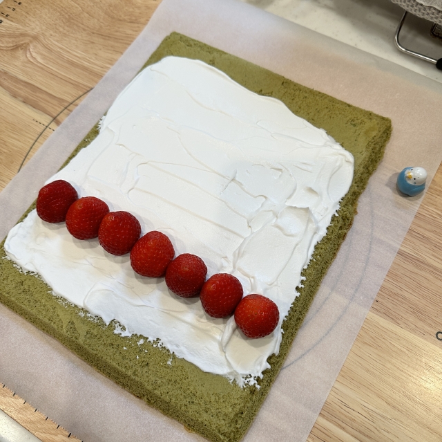 淡い緑に赤色が映える！抹茶とイチゴのロールケーキの作り方2