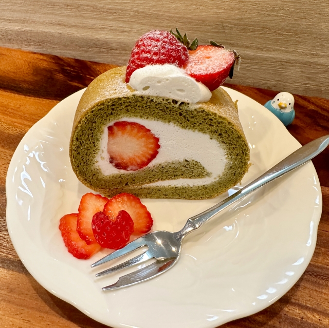 淡い緑に赤色が映える！抹茶とイチゴのロールケーキの作り方11