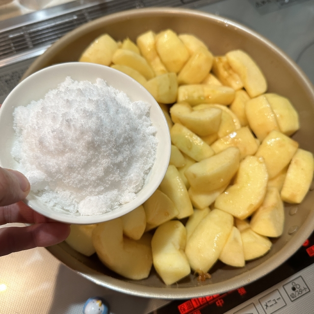 たっぷりのりんごを煮詰めて作る、フランスの伝統菓子タルトタタン10