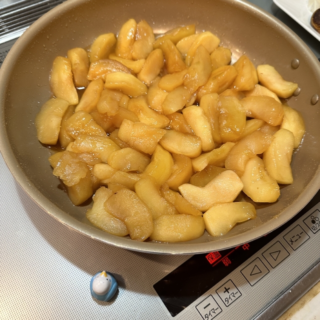 たっぷりのりんごを煮詰めて作る、フランスの伝統菓子タルトタタン12