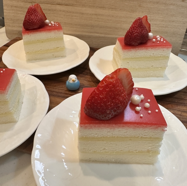 真っ白なスポンジケーキに映える、いちごグラサージュのホワイトケーキ10