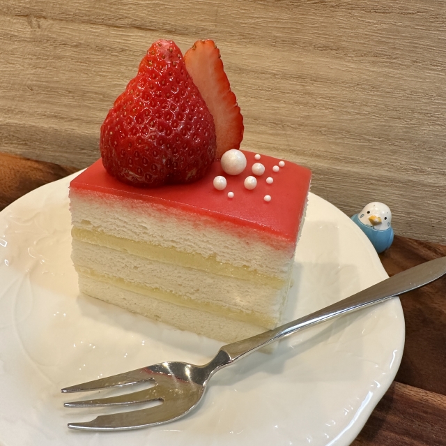 真っ白なスポンジケーキに映える、いちごグラサージュのホワイトケーキ11