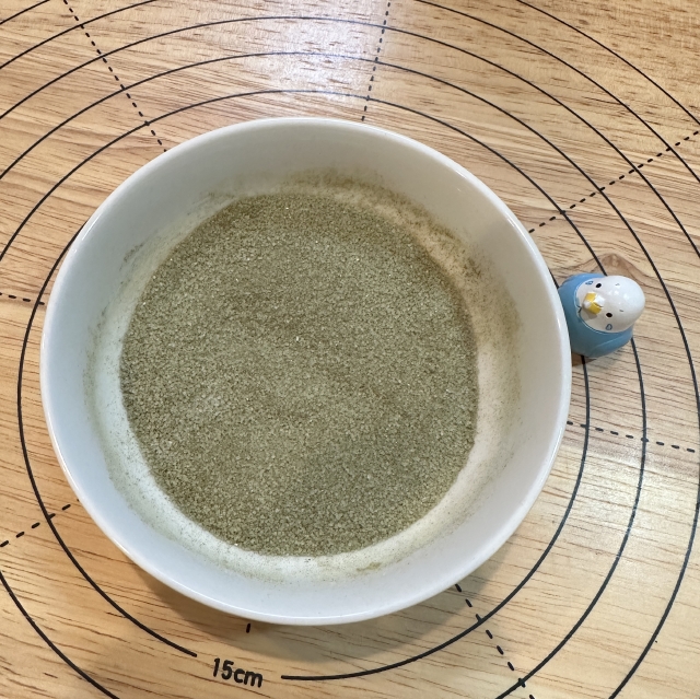 台湾のリーフシナモンを使って作る、抹茶のような色合いのシナモンロール3